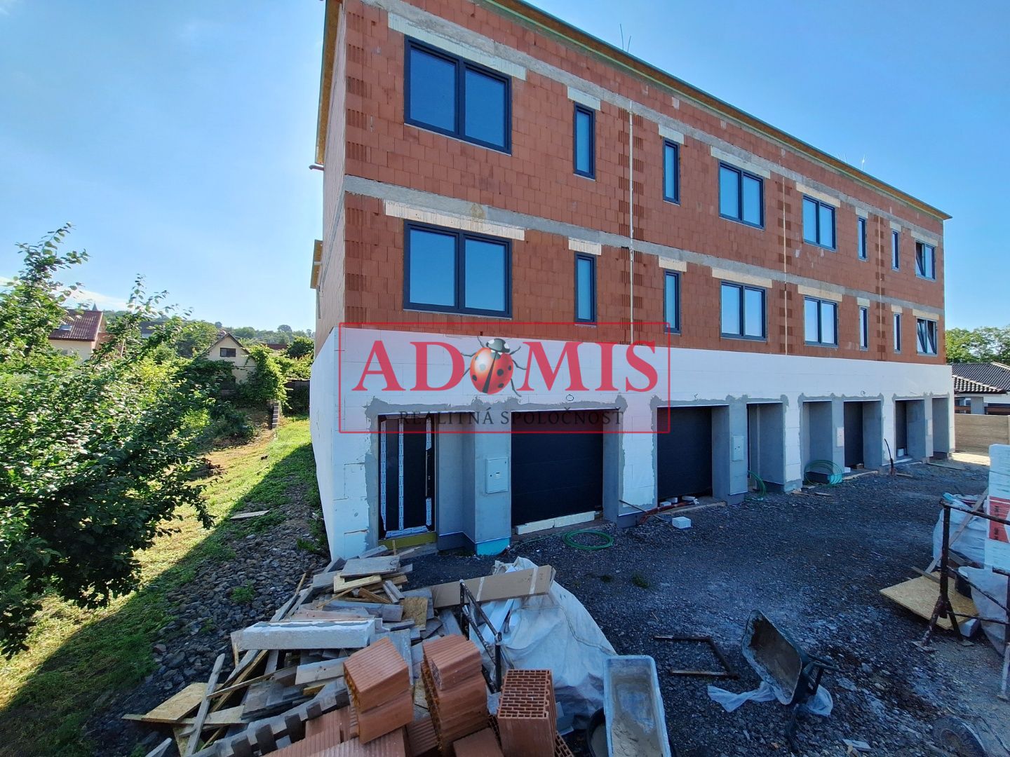 ADOMIS - predáme nadštandardné 4-izb. tehlové rodinné domy 192m2,garáž,3x kúpelňa,3x wc,balkón, terasa, záhrada, Nižná Hutka.