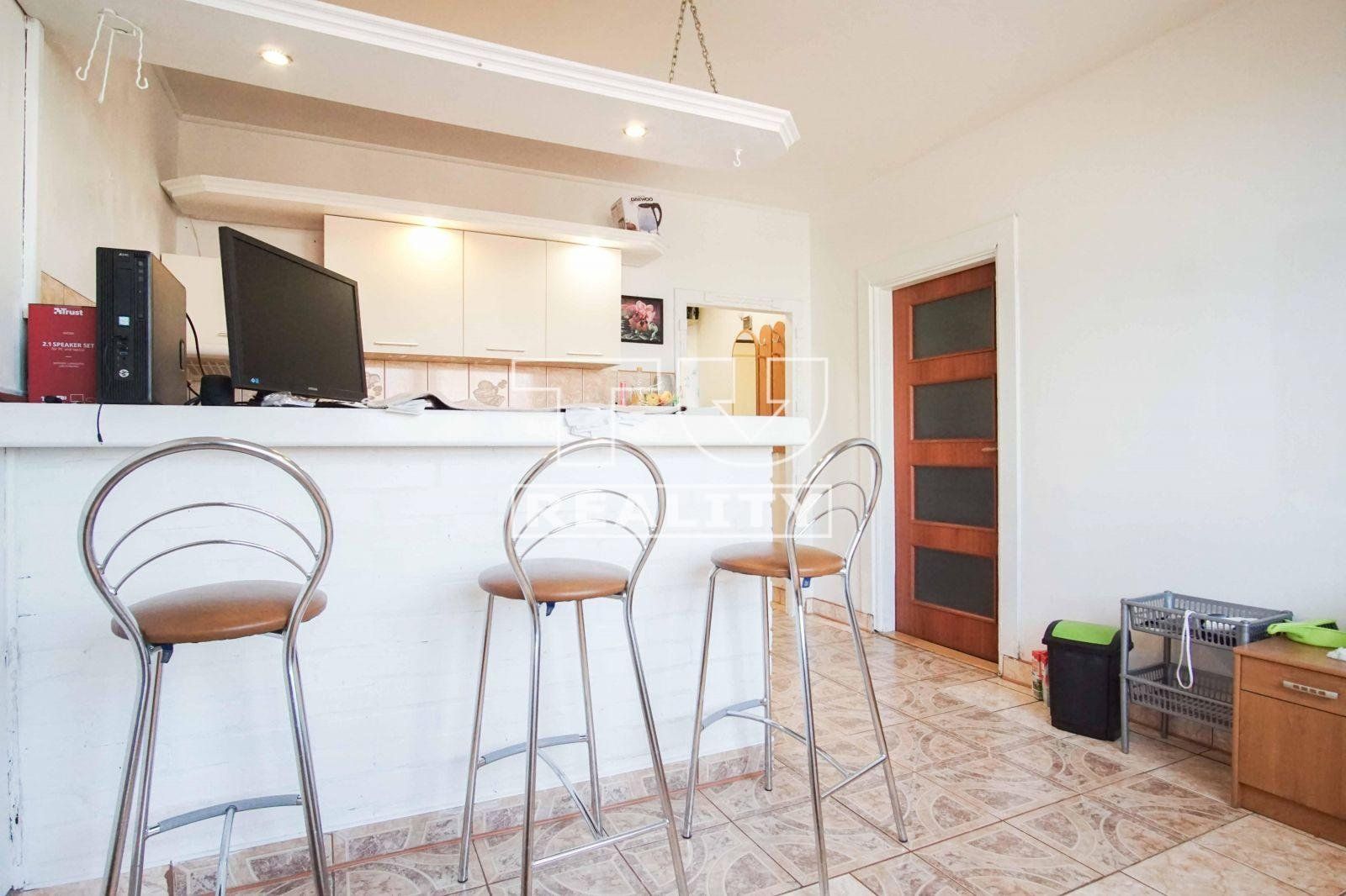 Na predaj 1-izbový byt blízko centra – 37 m², orientácia na východ, pivnica, výťah východ, s pivnicou a výťahom
