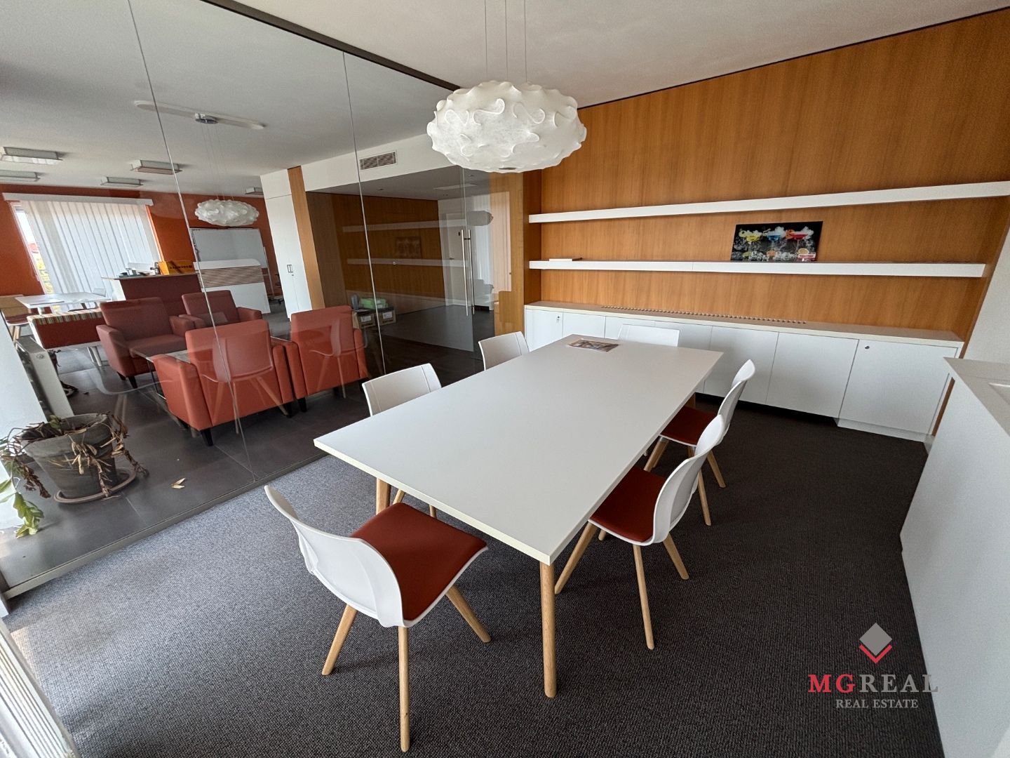 Krásny veľký priestor pre kanceláriu alebo prevádzku Topoľčany / 36 m2 terasa