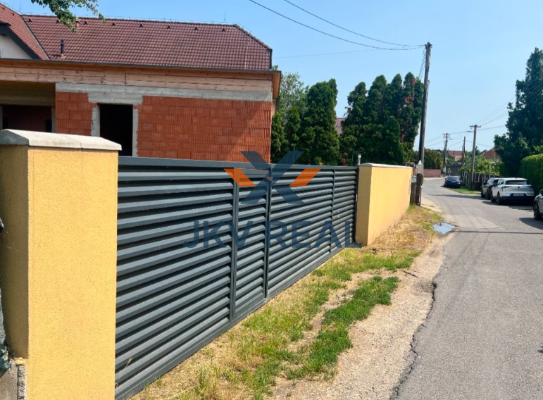 Na predaj dom - hrubá tehlova stavba v Podunajských Biskupiciach na Oblúkovej ulici