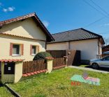 Na predaj rodinný dom vo V. Uherciach – pozemok 853 m2 – rekonštrukcia