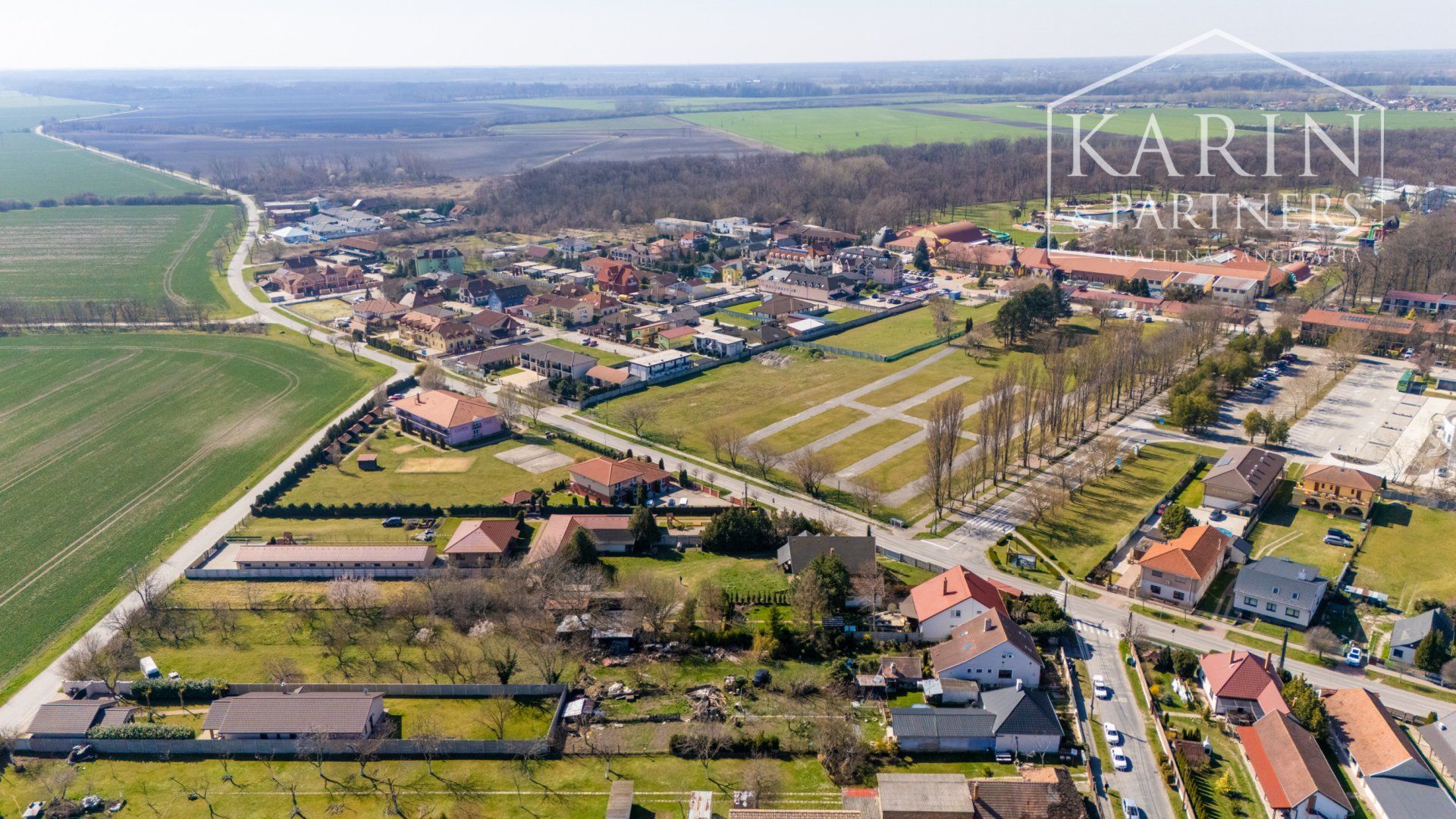 INVESTIČNÝ STAVEBNÝ POZEMOK SO ZARIADENÝM DOMOM A ROZOSTAVANÝM PENZIÓNOM