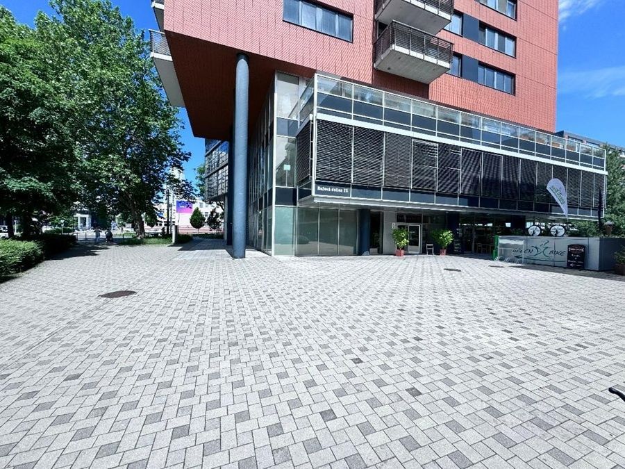500m2 Obchodné priestory s terasou a garážovými miestami na prízemí aj suteréne pre rôzne podnikateľské plány
