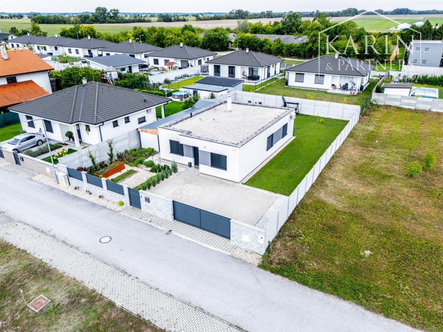 4-izbový SMART bungalov s bazénom | altánok | klimatizácia | krb