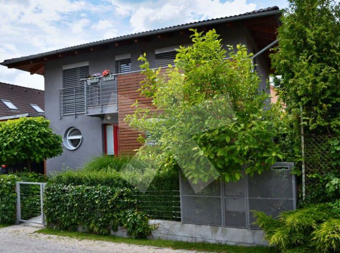 PREDANÉ - MODRA, 4-i dom, 121 m2 – dvojpodlažná moderná NOVOSTAVBA, pozemok 296 m2, krásne presvetlený dom v jedinečnej lokalite, IDEÁLNE RODINNÉ BÝVANIE
