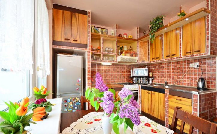 PREDANÉ - PEZINOK – SVÄTOPLUKOVA, 3-i byt, 77 m2 – príjemne zrekonštruovaný byt V ZATEPLENOM DOME, s loggiou, VÝBORNÁ DISPOZÍCIA