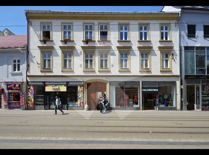 PREDANÉ - OBCHODNÁ, 2,5-i byt, 69 m2 – majte všetko po ruke – tehlový byt PRIAMO V CENTRE, v tichom dvore, priestranné izby, krásne VYSOKÉ STROPY