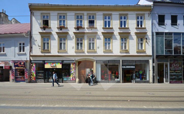 PREDANÉ - OBCHODNÁ, 2,5-i byt, 69 m2 – majte všetko po ruke – tehlový byt PRIAMO V CENTRE, v tichom dvore, priestranné izby, krásne VYSOKÉ STROPY