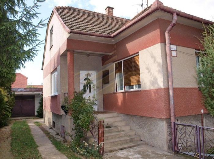 PREDANÉ - MADÁCHOVA, 4-i dom, 207 m2 – zachovalý rodinný dom V KĽUDNOM PROSTREDÍ