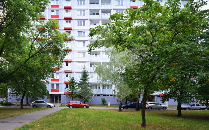 PREDANÉ - KOMÁRNICKÁ, 2,5-i byt, 67 m2 – byt v pôvodnom stave, ZATEPLENÝ DOM, loggia i balkón, v obklopení ZELENE