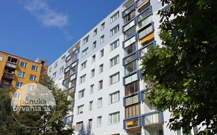 PREDANÉ - IVANA BUKOVČANA, 2-i byt, 51 m2 – čiastočne zrekonštruovaný byt S LOGGIOU, v obľúbenej lokalite, ZATEPLENIE A NOVÁ FASÁDA v r. 2014