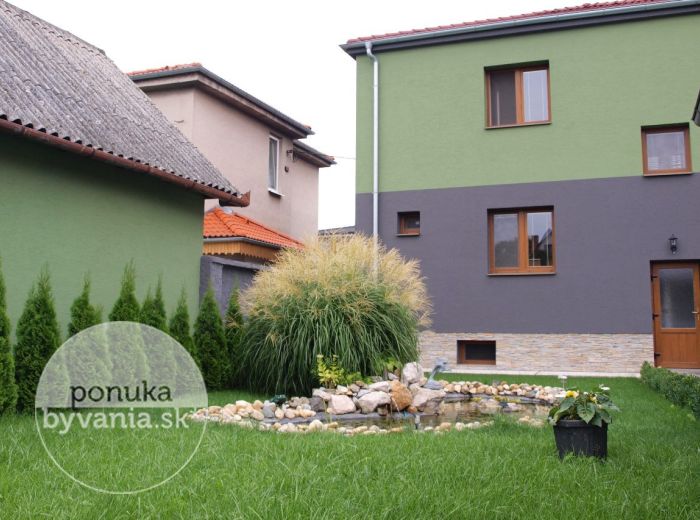 PREDANÉ - ROVINKA, 5-i dom, 295 m2 – RD po REKONŠTRUKCII, pozemok 792 m2, altánok, garáž, pivnica, OKRASNÉ JAZIERKO