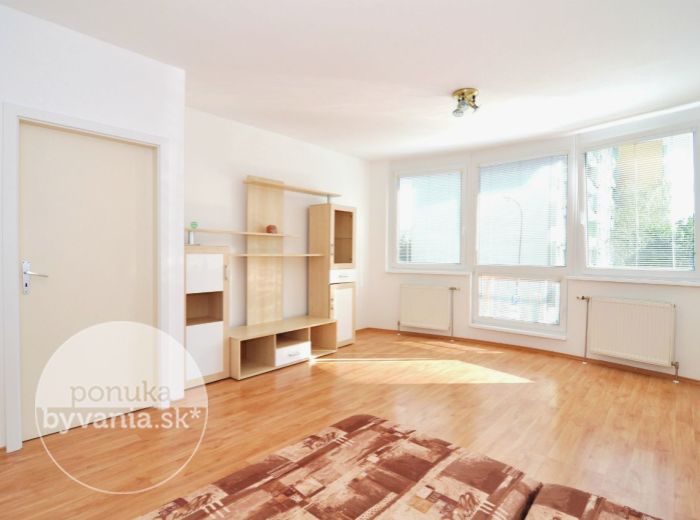 PREDANÉ - CABANOVA, 1-i byt, 49 m2 – 14-ročná TEHLOVÁ BYTOVKA s výťahom, VEĽKÝ BYT s BALKÓNOM a ŠATNÍKOM, obľúbená tichá lokalita plná zelene