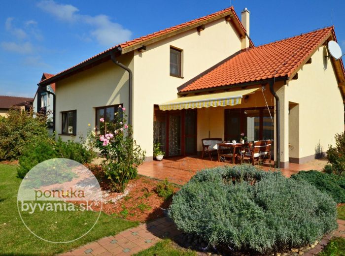 PREDANÉ - MARIANKA, 5-i dom s 3-i relaxačným domčekom, 218 m2 + 101 m2 – krásny nadštandardne zariadený RD, pozemok 1057 m2, krb, sauna, BAZÉN