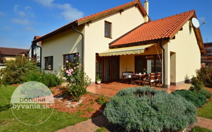 PREDANÉ - MARIANKA, 5-i dom s 3-i relaxačným domčekom, 218 m2 + 101 m2 – krásny nadštandardne zariadený RD, pozemok 1057 m2, krb, sauna, BAZÉN