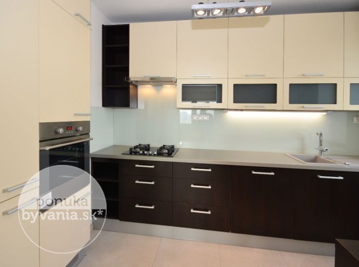 PREDANÉ - PREŠOVSKÁ, 3-i byt, 105 m2 - zrekonštruovaný PRIESTRANNÝ byt, zasklená LOGGIA vo veľkosti izby, pri ŠTRKOVECKOM JAZERE