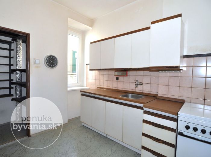 PREDANÉ - MILETIČOVA, 3-i byt, 88 m2 – priestranný TEHLOVÝ BYT PRI OC CENTRAL a Miletičke, VLASTNÁ KOTOLŇA, malý počet susedov