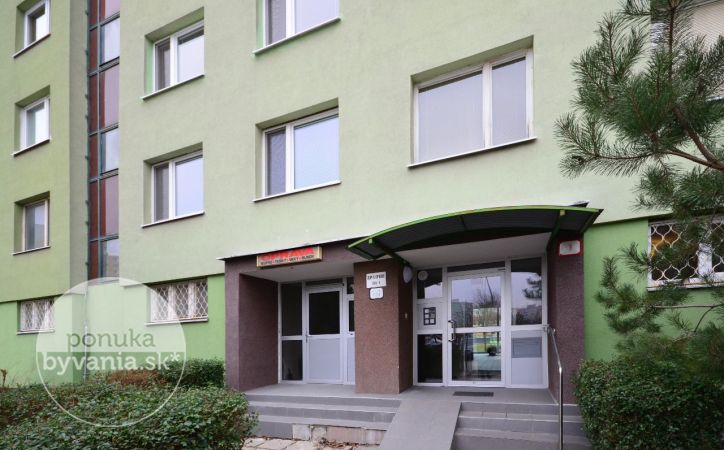 PREDANÉ - VAVILOVOVA, 3-i byt, 70 m2 - slnečný byt v pôvodnom stave, v ZATEPLENOM bytovom dome, TOP LOKALITA s plnou občianskou vybavenosťou