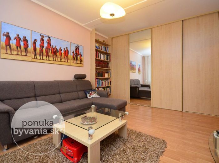PREDANÉ - ASTROVÁ, 1,5-i byt, 52 m2 - príjemne zrekonštruovaný byt s veľkou loggiou, ZATEPLENÝ, zeleň pod oknami, v blízkosti jazera ROHLÍK
