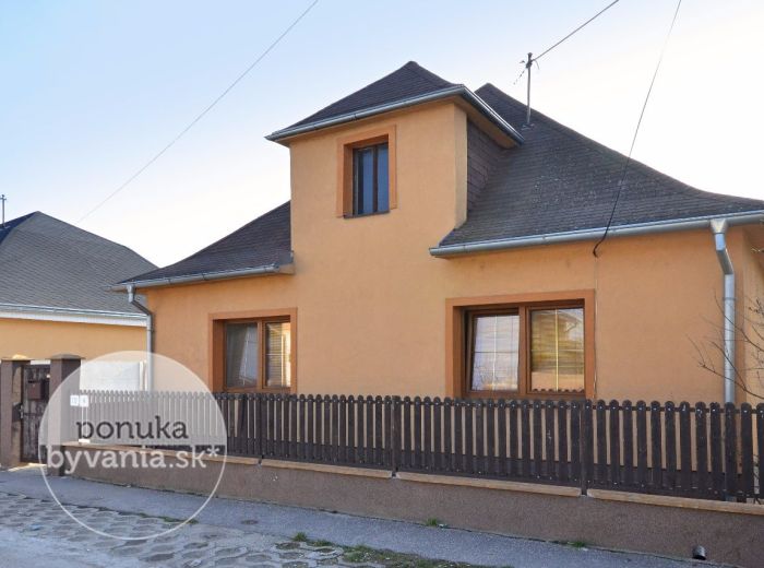 PREDANÉ - DUNAJSKÁ LUŽNÁ, 3-i dom, 105,5 m2 - rodinný dom po čiastočnej rekonštrukcii, pozemok 556 m2, možnosť zobytnenia PODKROVIA, pivnica