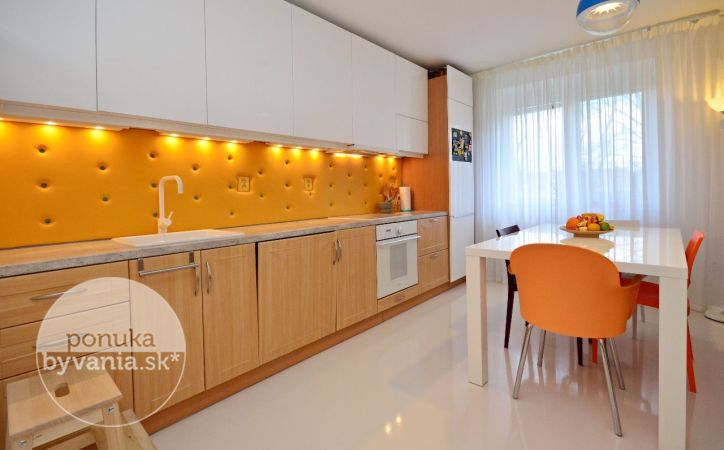 PREDANÉ - KADNÁROVA, 2-i byt, 54 m2 - krásny NADŠTANDARDNE zrekonštruovaný moderný byt, kompletne ZARIADENÝ, vlastný KOTOL, v zateplenom tehlovom dome