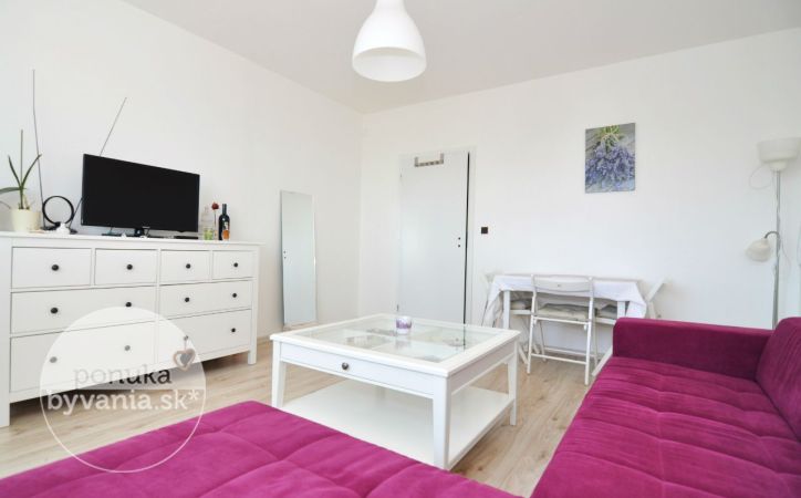 PREDANÉ - STAVBÁRSKA, 3-i byt, 65 m2 - pri pešej zóne na Poľnohospodárskej, ZATEPLENÝ BYTOVÝ DOM, pekný výhľad