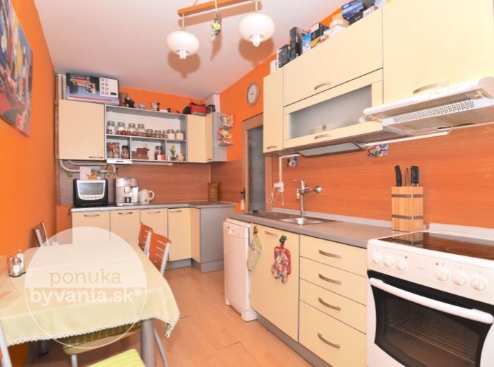 PREDANÉ - ŠTEFÁNIKOVA, 2-i byt, 60 m2 – tehlový byt, čiastočná rekonštrukcia, ORIENTÁCIA DO TICHÉHO DVORA, vlastná kotolňa