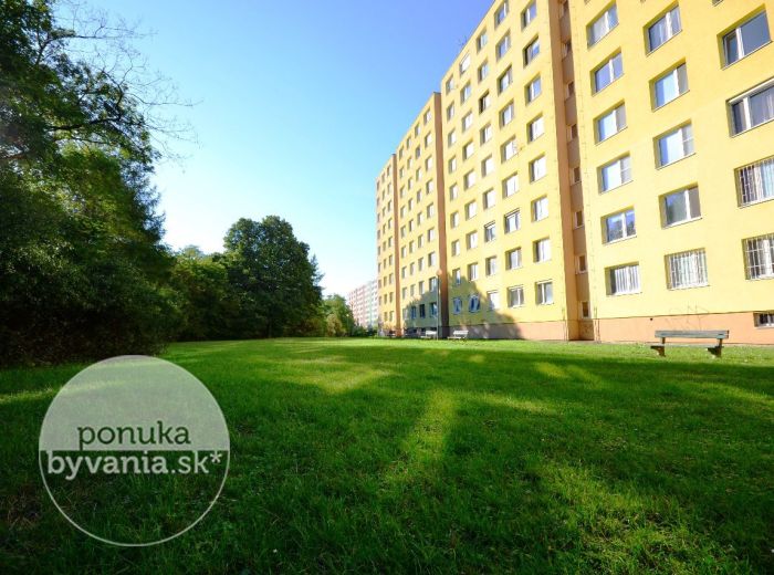 PREDANÉ - PÚPAVOVÁ, 1-i byt, 40 m2 - slnečný byt s VEĽKOU LOGGIOU, v záplave ZELENE hneď pri LÍŠČOM ÚDOLÍ, čiastočná REKONŠTRUKCIA