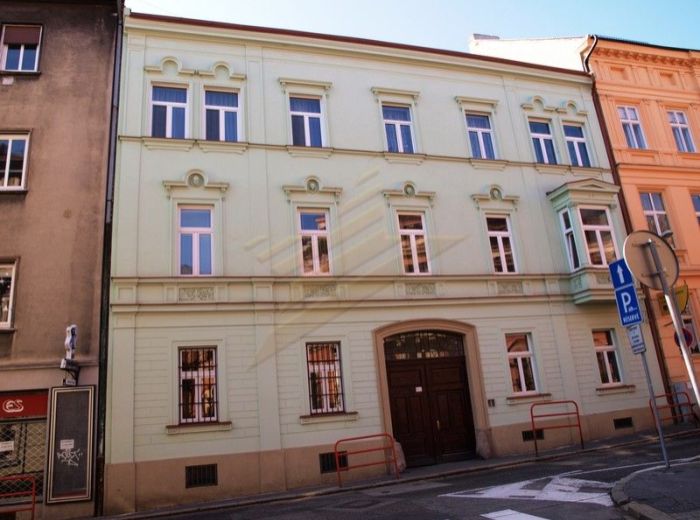 PREDANÉ - KOZIA, Staré Mesto, 2-i tehlový byt, 60 m2 - s balkónom, kompletná rekonštrukcia, V SAMOTNOM SRDCI MESTA