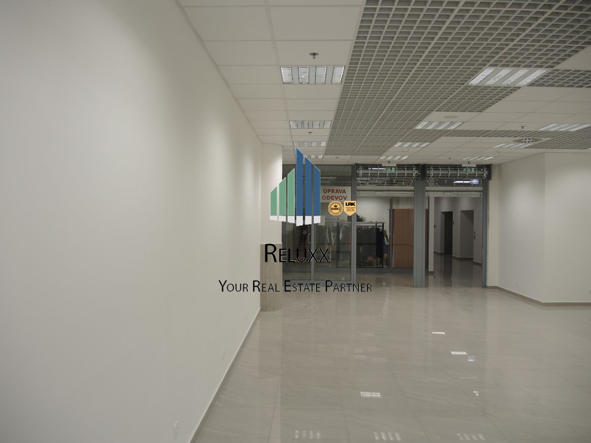 Trnava centrum prenájom v OC samostatné obchodné prevádzky od 35 m2 do 555 m2  obchodnej plochy.