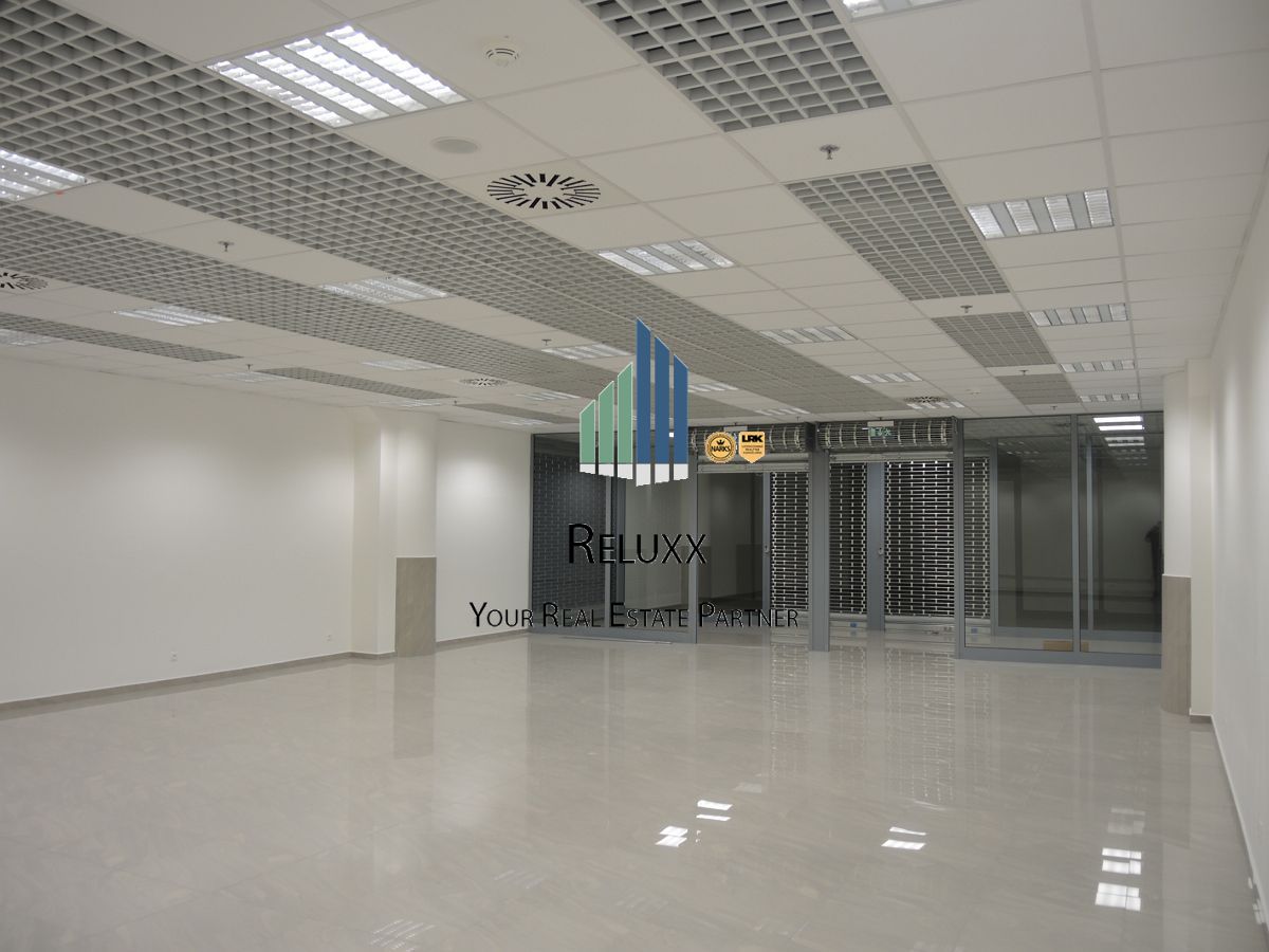 Trnava centrum prenájom v OC samostatné obchodné prevádzky od 35 m2 do 555 m2  obchodnej plochy.