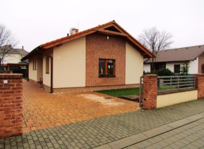 ARETÉ REAL - PRENÁJOM ZARIADENÉHO 4-IZBOVÉHO RODINNÉHO DOMU S IS, KTV, ZÁHRADNÍKOM V SLOVENSKOM GROBE (Províziu RK neplatíte!)