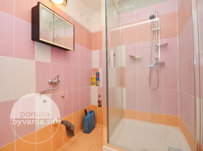 PREDANÉ - SARATOVSKÁ, 3-i byt, 63 m2 - veľký byt, IHNEĎ VOĽNÝ, vhodný na prestavbu presne podľa VAŠICH PREDSTÁV
