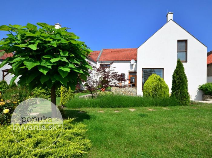 PREDANÉ - SVÄTÝ JUR, 5-i dom, 234 m2 – tehlová NOVOSTAVBA, pozemok 567 m2, KRB, terasa, krásna okrasná záhradka, podpivničenie, GARÁŽ