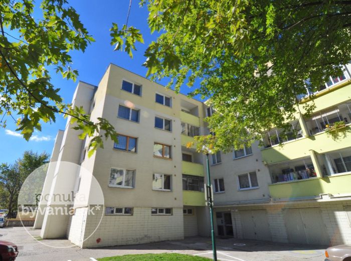 PREDANÉ - DROBNÉHO, 4-i byt, 82 m2 – nízkopodlažná bytovka obklopená zeleňou, rekonštrukcia, ORIENTÁCIA NA 3 SVETOVÉ STRANY