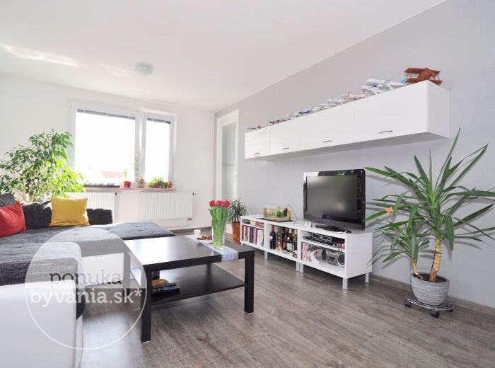 PREDANÉ - ŠAMORÍN, 3-i byt, 72 m2 – svetlý byt v CENTRE MESTA, samostatný šatník, NÍZKE NÁKLADY