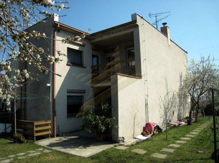 PREDANÉ - MODRA, 4-i dom, 205 m2 – dvojpodlažný, podpivničený rodinný dom, v radovej zástavbe so záhradou, vo VYHĽADÁVANEJ LOKALITE