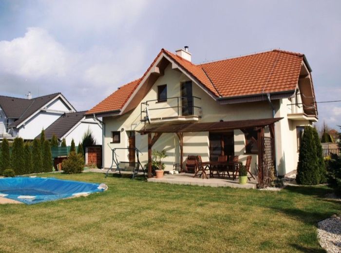 PREDANÉ - ZÁLESIE - IGNÁCA GEŠAJA, 5-i dom, 285 m2 - novostavba s krbom, balkóny, terasa, PIVNICA, GARÁŽ, pozemok 7,1 á SLNEČNÝ, s BAZÉNOM