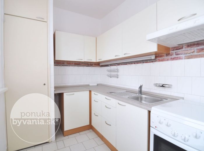 PREDANÉ - NEJEDLÉHO, 2-i byt, 54 m2 – čiastočná rekonštrukcia, ZATEPLENÁ 8-POSCHODOVÁ BYTOVKA, pri OC Saratov, NÍZKE NÁKLADY