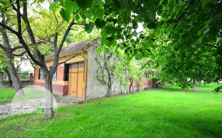 PREDANÉ - SLOVENSKÝ GROB, 5-i dom, 127 m2 - 558 m2 pozemok, ideálny dom na PRESTAVBU PODĽA VÁŠHO VKUSU, pokojné zelené prostredie