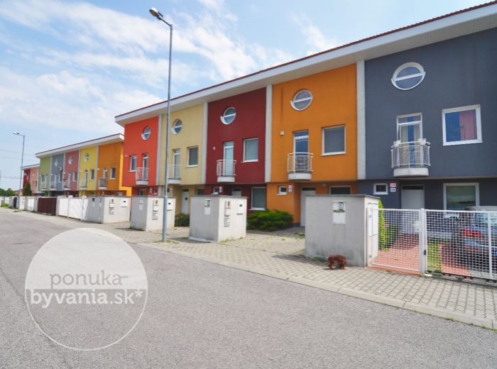 PREDANÉ - ČIERNA VODA, 3-i RD, 135 m2 – tehlový radový RD, so slnečnými terasami, záhradkou, krbovými kachlami