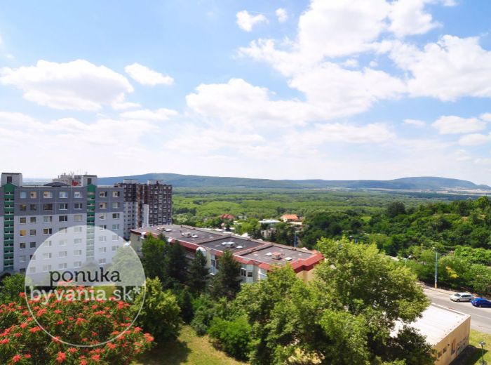 PREDANÉ - MAJERNÍKOVA, 4-i byt, 82 m2 - príjemne novo zrekonštruovaný byt so zasklenou LOGGIOU, v ZATEPLENOM dome, ihneď k dispozícii
