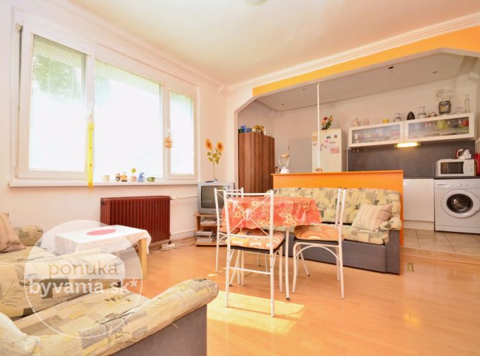 PREDANÉ - TEPLICKÁ, 2,5-i byt, 65 m2 - slnečný byt s balkónom i loggiou, ZATEPLENÝ, v lokalite plnej zelene, výborná investícia