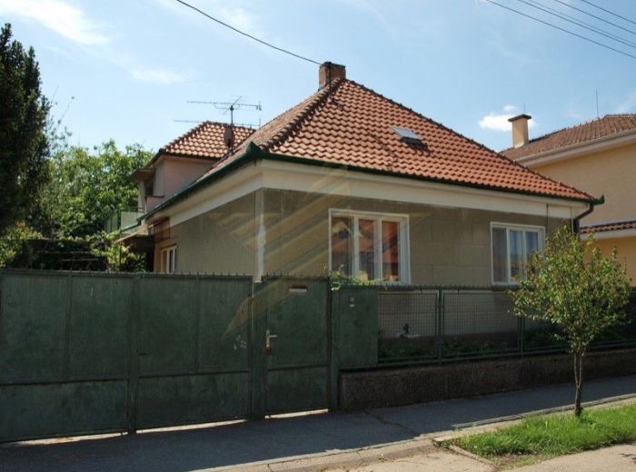 PREDANÉ - MADÁCHOVA, 5-i dom, 400 m2 – zachovalý rodinný dom V KĽUDNOM PROSTREDÍ