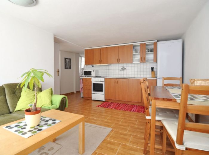 PRENAJATÉ - PIONIERSKA, 2-i byt, 60 m2 - prenájom príjemného samostatného bytu v RODINNOM DOME