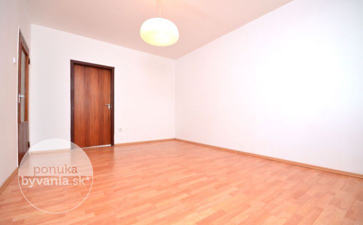 PREDANÉ - TOPLIANSKA, 3-i byt, 69 m2 – možnosť zariadiť PODĽA SEBA, loggia, zateplený bytový dom, DOBRÁ LOKALITA s množstvom zelene