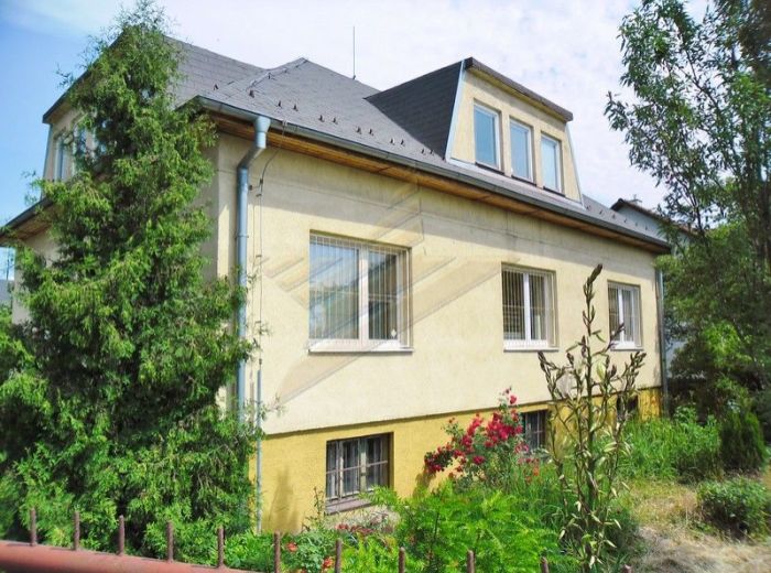 PREDANÉ - NERUDOVA, 8-i dom, 305 m2 - podpivničený, garáž pre dve autá, pozemok 764 m2, IDEÁLNY AKO DVOJGENERAČNÝ DOM