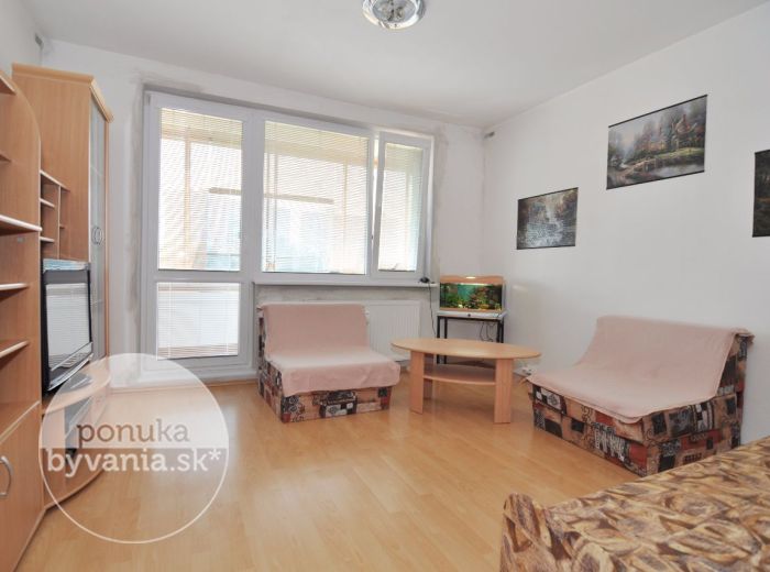 PREDANÉ - JASOVSKÁ, garsónka, 28 m2 - čiastočne rekonštruovaná, ZATEPLENÝ bytový dom, zasklená LOGGIA