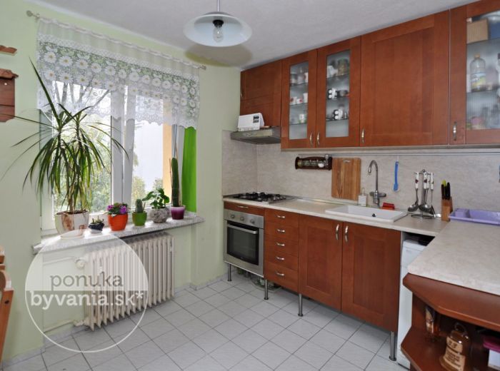 PREDANÉ - PIONIERSKA, 1-i byt, 30 m2 – zrekonštruovaný TEHLOVÝ byt, samostatná kuchyňa, v ZATEPLENOM bytovom dome s oplotením