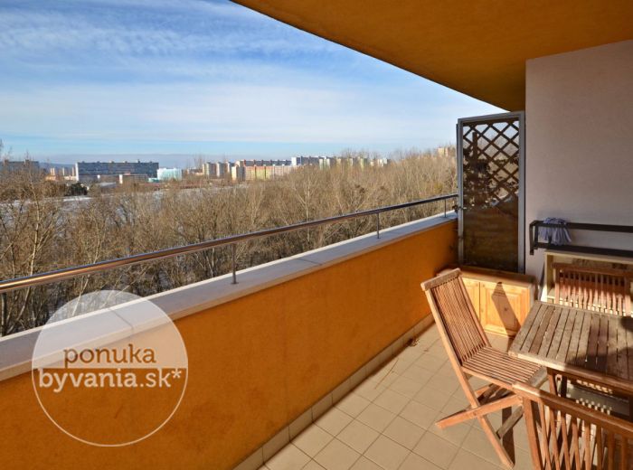 PREDANÉ - ANTOLSKÁ, 1-i byt, 40 m2 - moderný byt v tehlovej NOVOSTAVBE, zateplený, veľká TERASA s výhľadom na zeleň a jazero VEĽKÝ DRAŽDIAK
